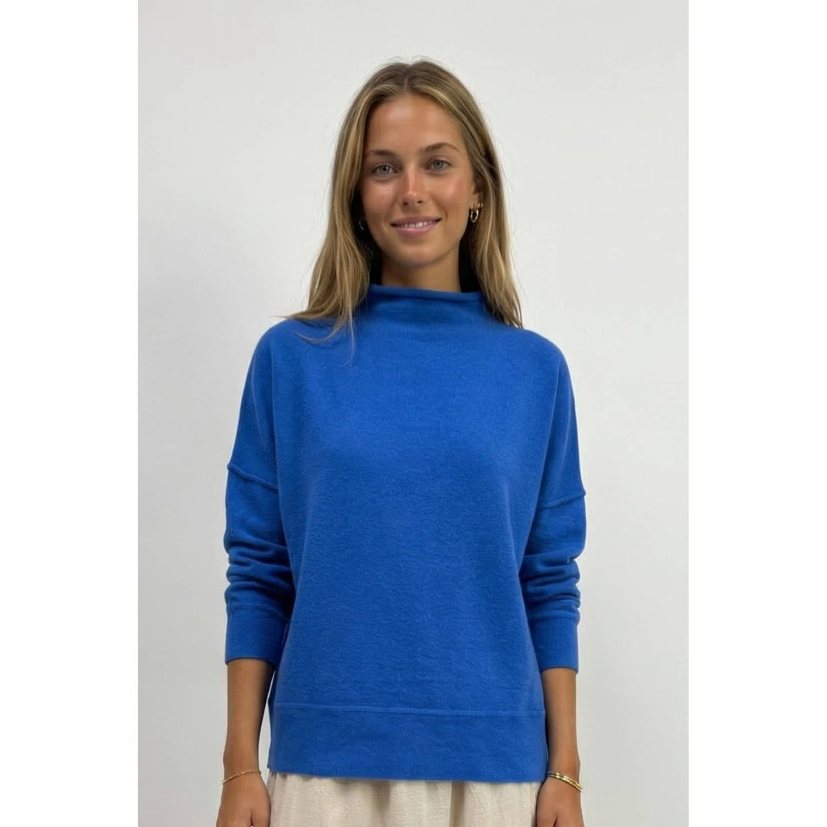 TF26-0153 - Mock neck pullover sweater.